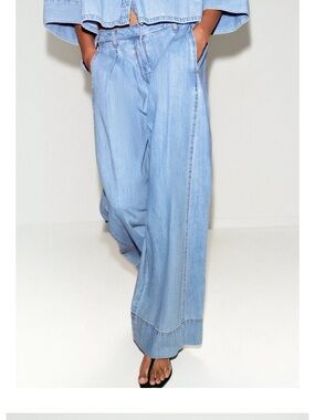 Zara Light Blue Denim Jeans with Contrast Stitching